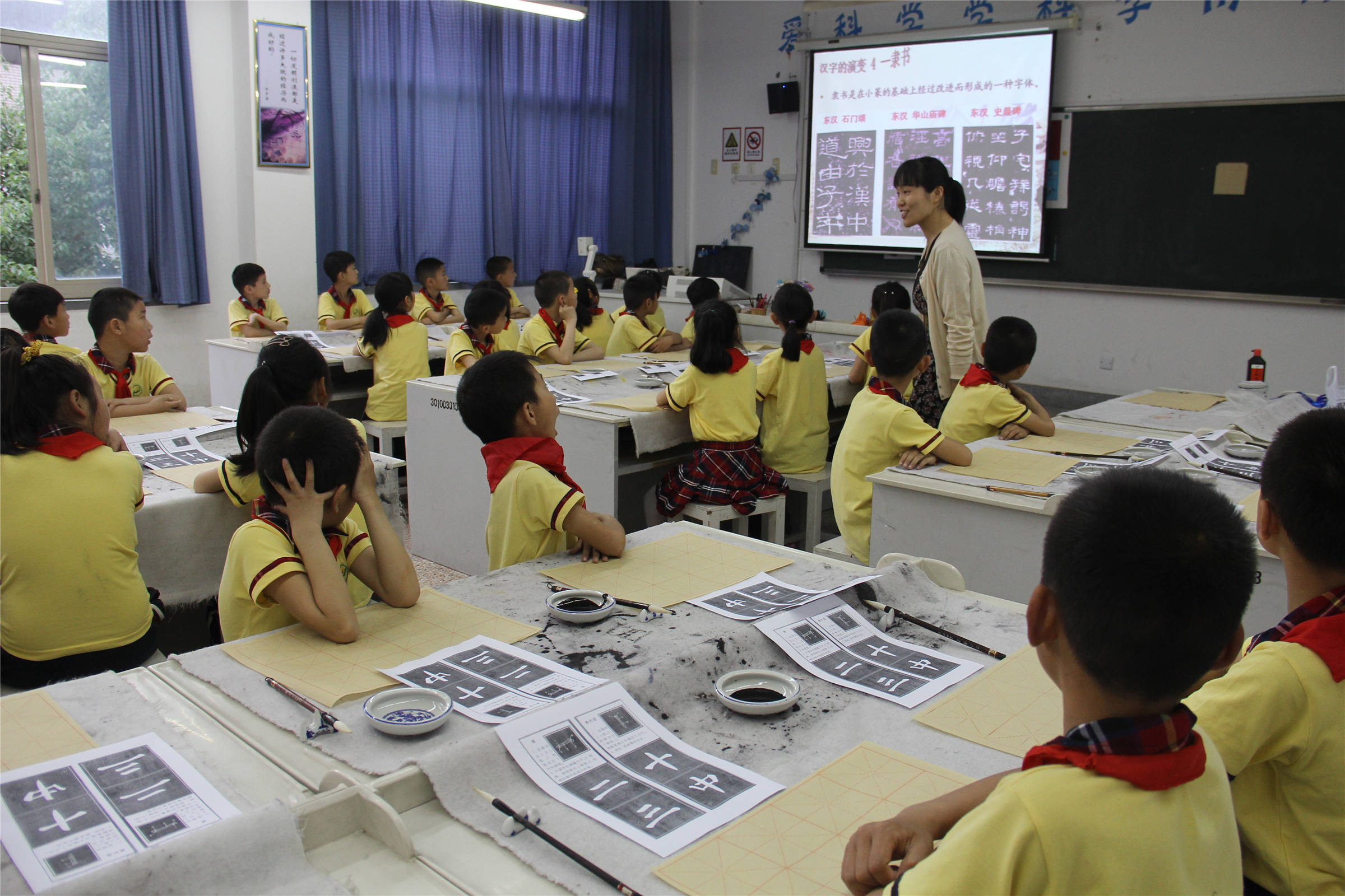 5月12日,绍兴女书家"爱心书法课堂"第九课,在绍兴市稽山小学开课